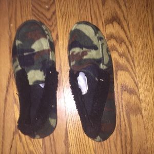 Boys camouflage slippers 5-6 youth